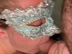 Busty kone med piercinger giver oralsex og sluger sperm i amatørvideo