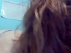 Une MILF mature avec des seins fermes devient brutale par derrière devant la webcam