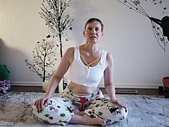O brunetă matură practică yoga pe maturi cu sâni naturali