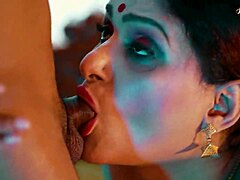 Madrastra india seduce a su hijo para tener sexo intenso en la noche