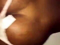 Африканската зряла майка се наслаждава на голяма задница от ебонит