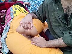 Indische Stiefmutter wird von ihrem Neffen zu einer tabulosen Begegnung verführt