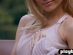Liten blond milf Zhenya Belayas utomhus fotografering med avslöjande kläder