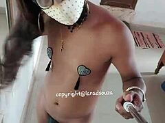 Лара ДСоуза, заводљиви индијски фембои, све то показује у овом сензуалном видеу