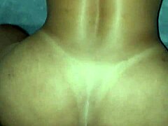 Pantat istri amatir yang ketat diisi dengan sperma dalam video HD