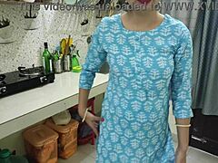 Indická nevlastná mama s veľkými prsiami sa divoko šuká v kuchyni