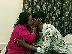Zrelá indická manželka Kamwali Bhabhi si užíva drsný sex s mladým šéfom v hindskom videu pre dospelých