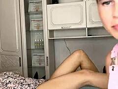 Svetlovlasá ruská dáma si necháva voskovať svoje dlhé nohy