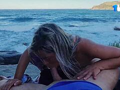 Pasangan Brazil matang menikmati seks oral di luar di atas batu