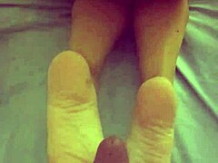 Massagem de fetiche por pés de uma mulher madura