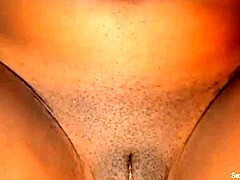 Sulu klitorisi ve büyük amcık dudakları olan olgun milf