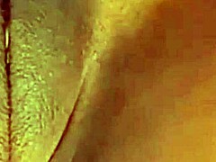 Dojrzała milf z dużym łechtaczką robi się niegrzeczna w amatorskim filmie porno