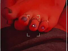 Mogen milf visar upp sin monsterkuk och stora rumpa i rött ljus fotjobb