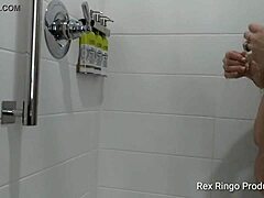 Интимни тренутак туширања Беки Џонс заробљава Рекс Ринго