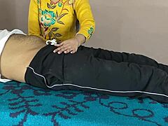 Индийская тетушка получает чувственный массаж, который приводит к интенсивному лизанию члена и глубокому минету