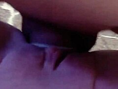 Seksowna milfka dostaje kremową cipkę i cieszy się prezerwatywą