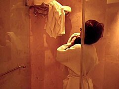 Een volwassen vrouw met een grote kont wordt krachtig gepenetreerd door haar echtgenoot in het toilet