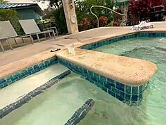Reife Frau mit rasierter Muschi sonnt sich oben ohne am Pool
