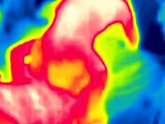 Pareja madura explora el juego de la temperatura en una sesión caliente