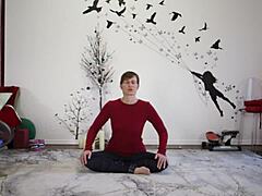 Европска милфица предаје часове јоге са фетиш преокретом