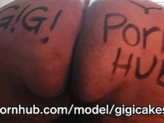 Gigi Cakes nagy melleit mutatja be HD-ben