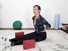 Aurora Willows - dojrzała milfka na zajęciach jogi: zmysłowe doświadczenie