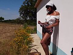Playboys kurviga indiska MILF-modell Angel Constance avslöjar sina tillgångar i en utomhusfotografering