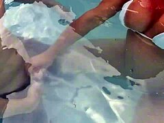 Una donna matura lampeggia e riceve un trattamento ruvido in piscina