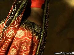 רקדניות הודיות מבוגרות עם הופעה אינטימית