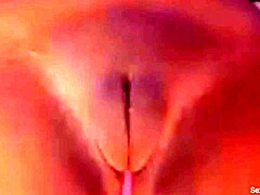Olgun kadın büyük klitorisini sergiliyor ve mastürbasyon yapıyor