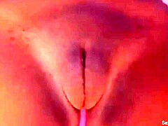 Femeia matură își arată clitorisul mare și se masturbează