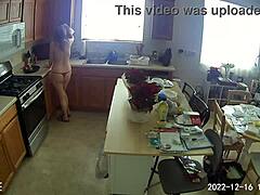 Rijpe klanten kijken toe terwijl Lia1616 de keuken schoonmaakt in rode bikini