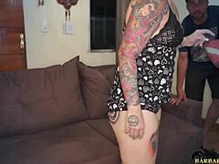 O mamă latină cu un fund mare primește o artă de tatuaj amator în schimbul unei reparații la calculator