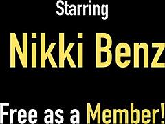 MILF Nikki Benz dráždi v spodnej bielizni a vystupuje na webovej kamere