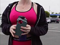 En moden kvinde engagerer sig i seksuel aktivitet i en bil efter en træningssession i fitnesscentret