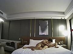 Mamá asiática con grandes tetas y culo disfruta de sexo caliente después de despertar