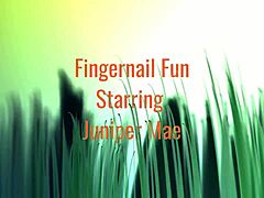 Η Juniper Maes εξερευνά αισθησιακά το παιχνίδι με τα νύχια και τις τεχνικές δακτυλογράφησης
