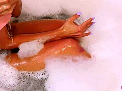 Vacker blondin visar upp sin felfria fysik under ett avkopplande bad