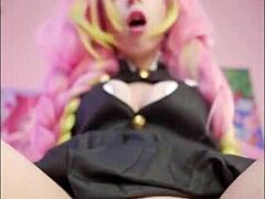 La mamma cosplayer Mitsuris gioca con i giocattoli erotici e si trasforma in un'esperienza dolorosa