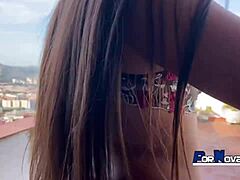En Latina-jente søker en stor kuk på en balkong i Barcelona