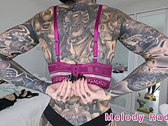Melody Radfords fekete és lila fehérneműk egyéni bemutatóterme