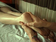 Les MILFs musclées Jill Kassidy et Talulah Mae se livrent à un massage sensuel et à une exploration intime
