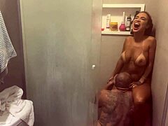 Amatőr MILF intenzív anális szexet élvez a zuhany alatt