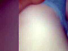 Η ερασιτέχνης σύζυγος καταπίνει το σπέρμα στο σπιτικό βίντεο με creampie cuckold