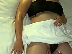 Video privato di un giapponese cornuto con partner formoso e massaggio con olio