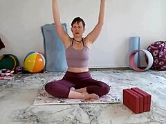 Aurora Willows yoga og fotlek for cuckold-entusiaster