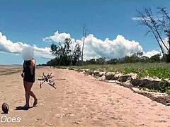 Смелая жена раздевается на общественном пляже, чтобы играть в футбол