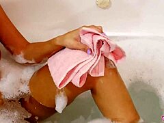 En mogen brunett student visar upp sin vackra kropp under ett avkopplande bad