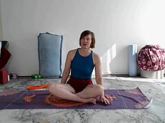 Aurora Willows yoga dersi, olgun hayranları için popo tapınma ile