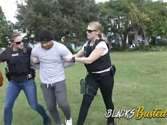 Czarny oficer dominuje nad białą policjantką w grupowym międzyrasowym seksie